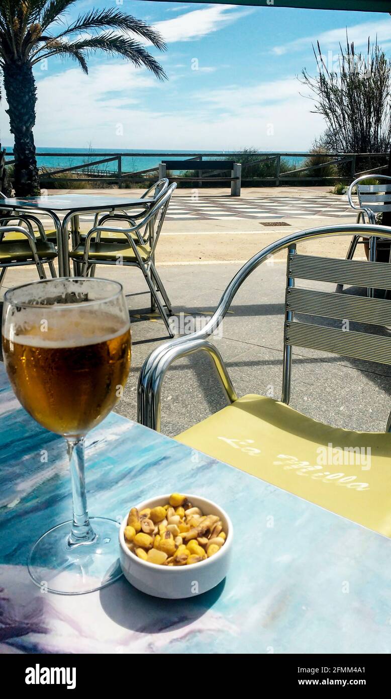 Birra fredda sulla terrazza di un bar sulla spiaggia di Santa Pola,  Alicante, Spagna Foto stock - Alamy