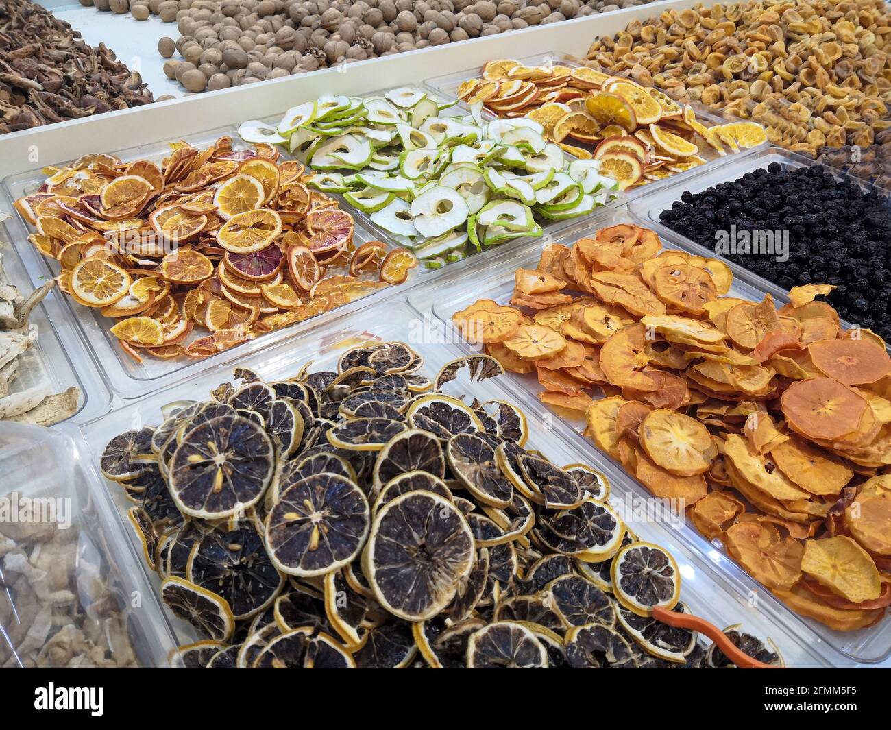 Vari frutti secchi per la vendita al mercato primo piano. Alimenti sani. Foto Stock