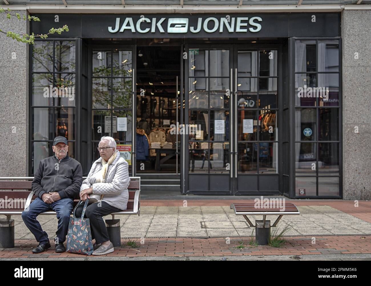 Una coppia anziana ha visto sedersi fuori del negozio di vestiti Jack Jones.  (Foto di M. Mc Nerney / SOPA Images/Sipa USA Foto stock - Alamy