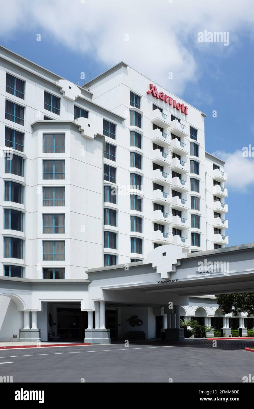 COSTA MESA, CALIFORNIA - 8 MAGGIO 2021: Il Marriott Hotel vicino al Segerstrom Center for the Arts Foto Stock
