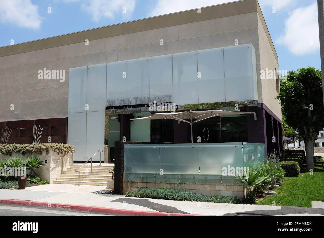 COSTA MESA, CALIFORNIA - 8 MAGGIO 2021: Ristorante e bar Silver Trumpet vicino al Segerstrom Center for the Arts Foto Stock