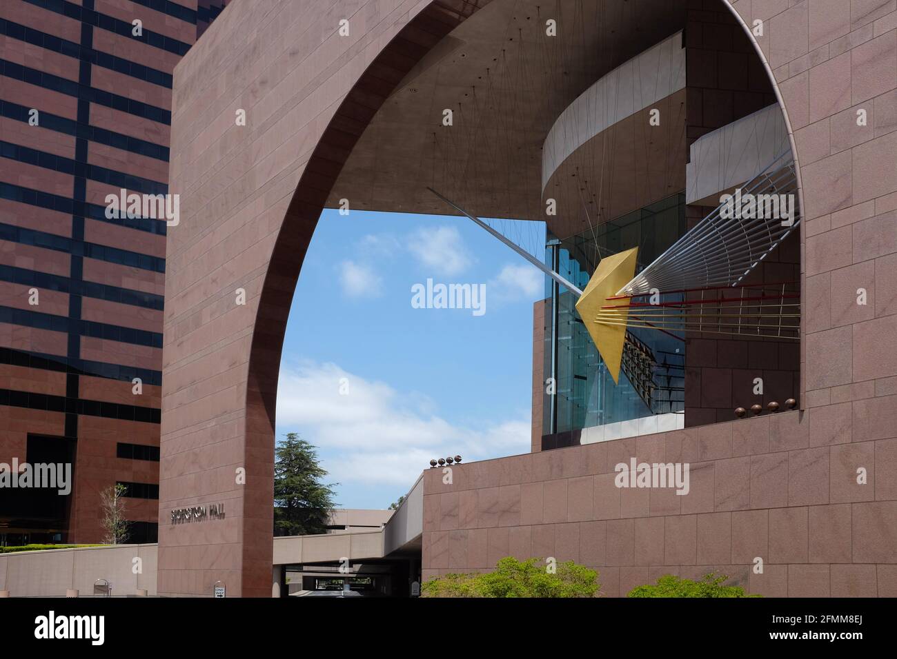 COSTA MESA, CALIFORNIA - 8 MAGGIO 2021: Il centro per le arti di Segerstrom è un complesso per le arti dello spettacolo che ha aperto nel 1986. Foto Stock