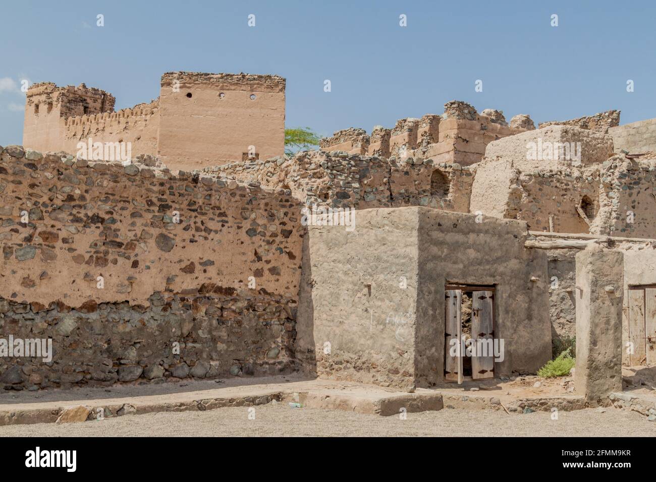 Case fatiscenti nel quartiere vecchio di Ibra, Oman Foto Stock