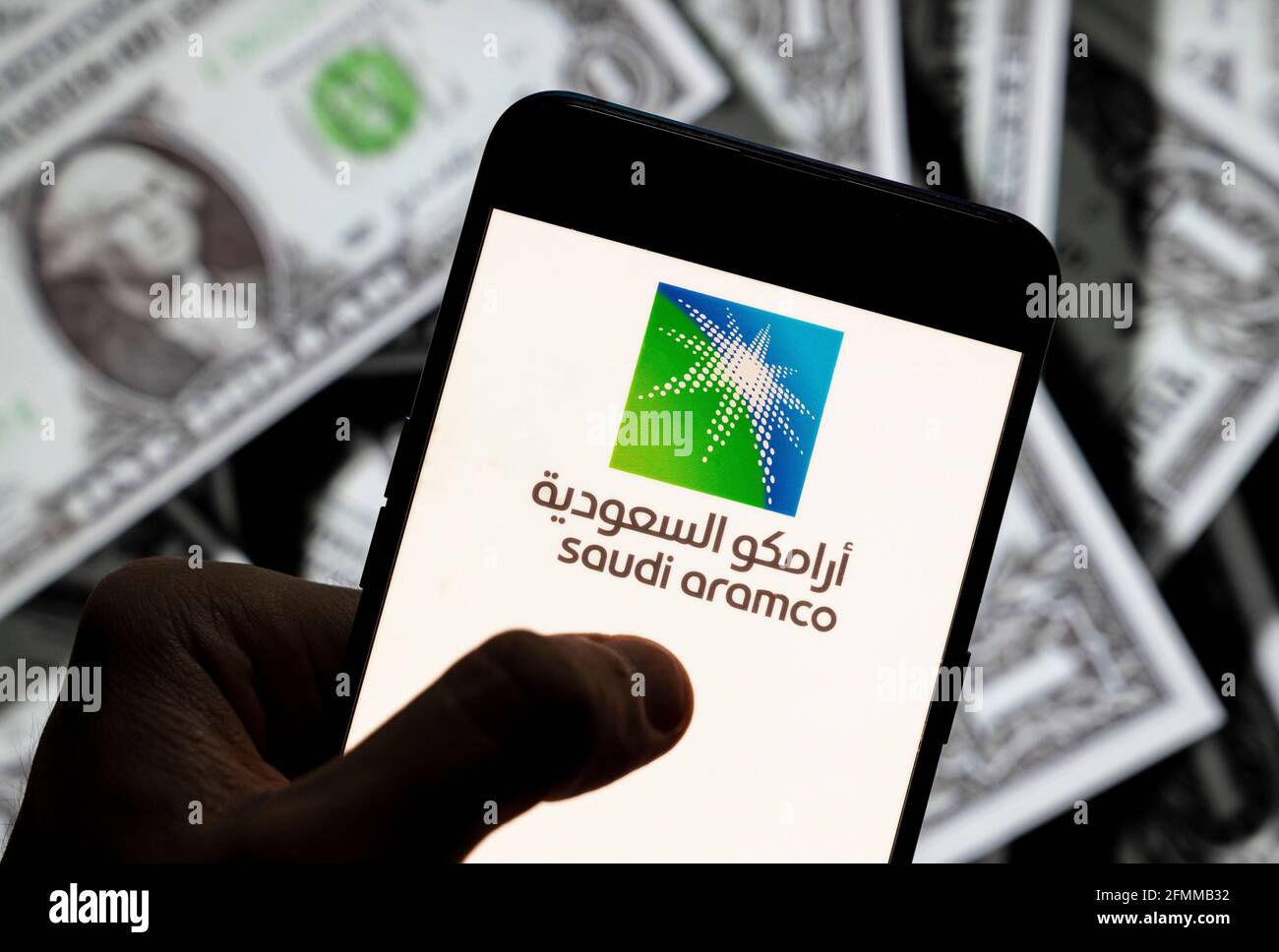 Cina. 21 Apr 2021. In questa illustrazione fotografica il logo Saudi Arabian Oil Company, Saudi Aramco visualizzato su uno smartphone con la valuta USD (dollaro USA) sullo sfondo. Credit: Budrul Chukrut/SOPA Images/ZUMA Wire/Alamy Live News Foto Stock