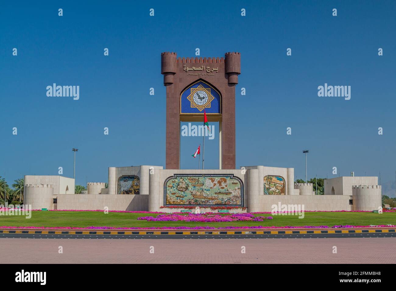 Torre dell'Orologio Burj al Sahwa alla rotonda Rusayl a Muscat, Oman Foto Stock