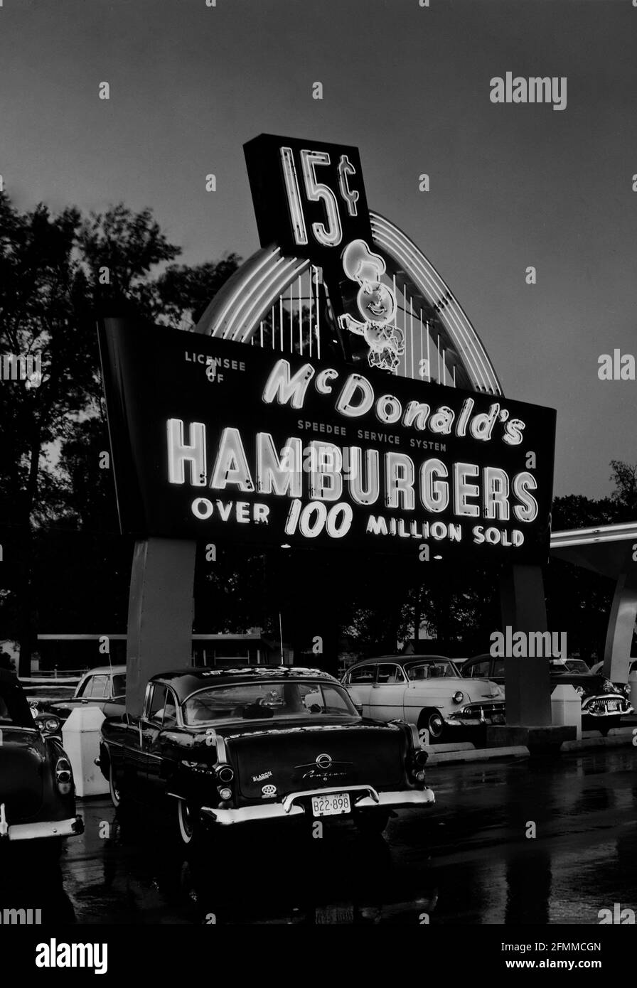 Una fotografia di un classico ristorante drive-in McDonald's degli anni '50 fotografato nel 1959 e colorato per effetto artista. Foto Stock