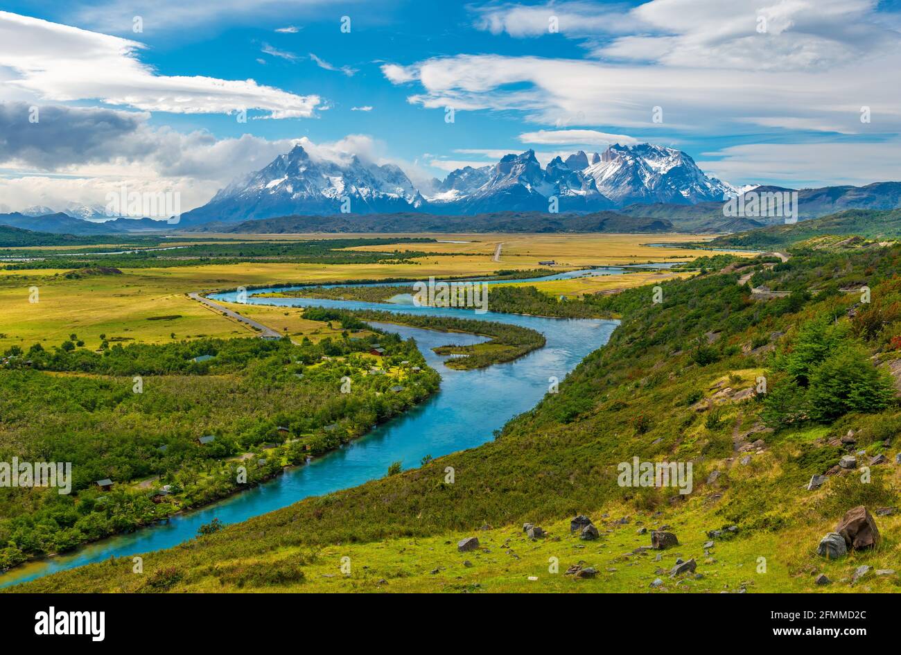 Paesaggio delle cime di Cuernos e Torres del Paine con fiume Serrano in primavera, Parco Nazionale Torres del Paine, Patagonia, Cile. Foto Stock