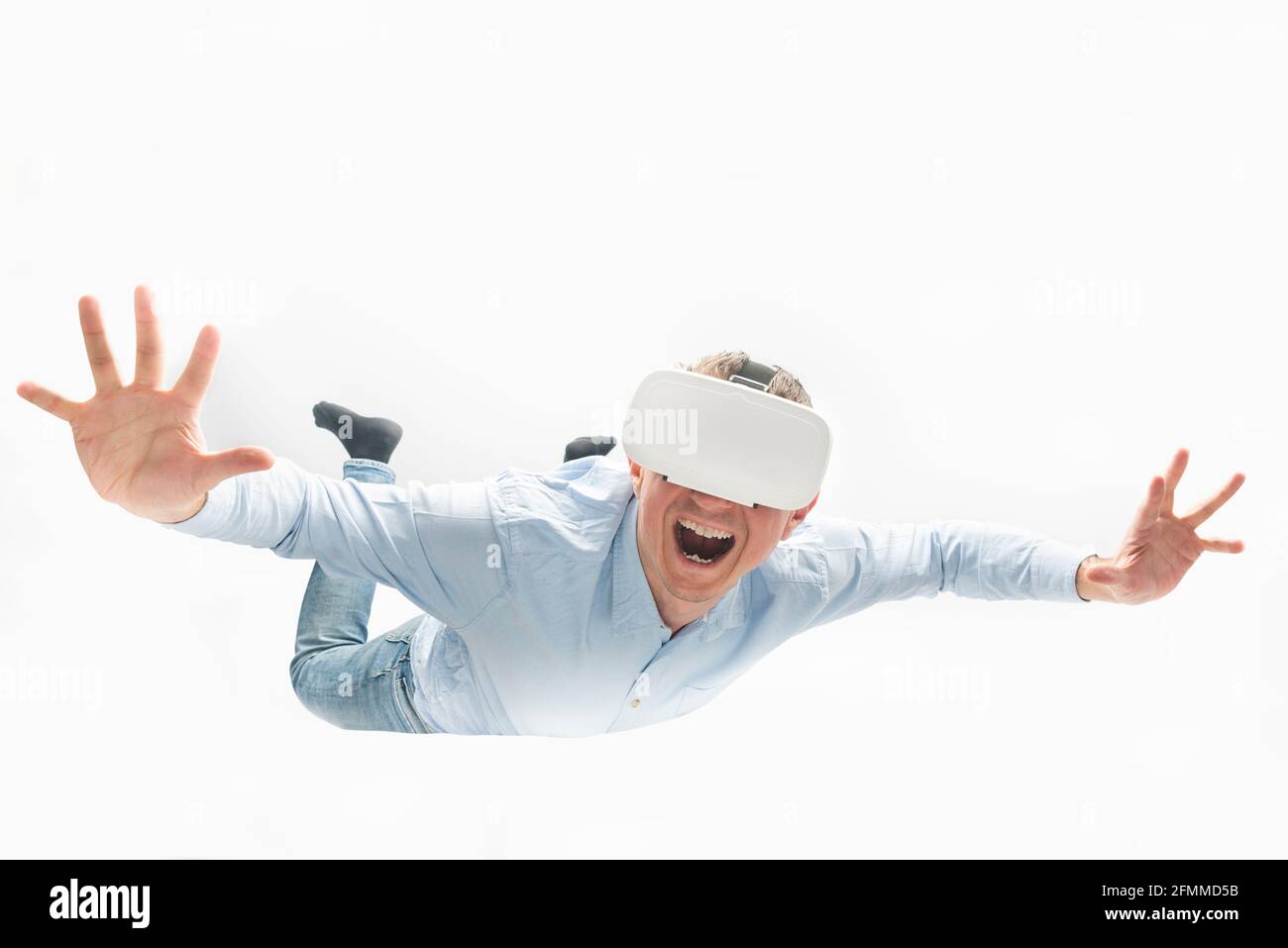 Uomo felice in realtà virtuale occhiali o mosche. Concetto di giochi VR Foto Stock