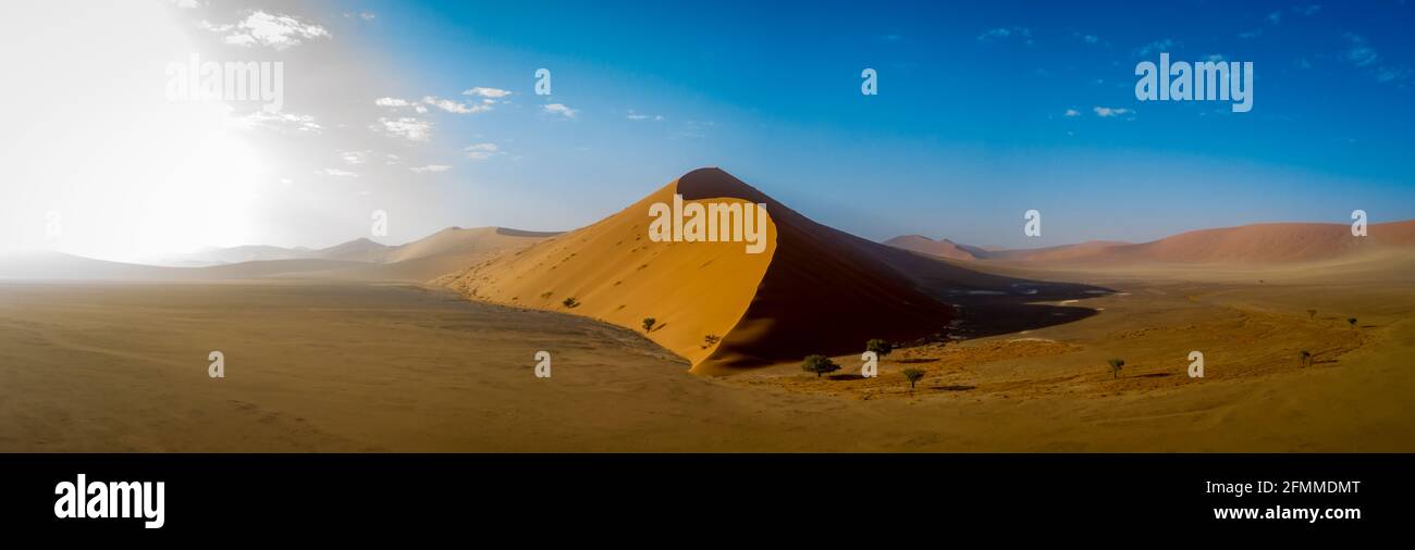 Una duna rossa nel parco nazionale di sossusvlei - namibia Foto Stock