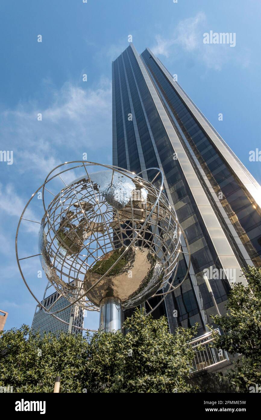 Trump International Hotel and Tower con Globe al Columbus Circle, New York, USA Foto Stock