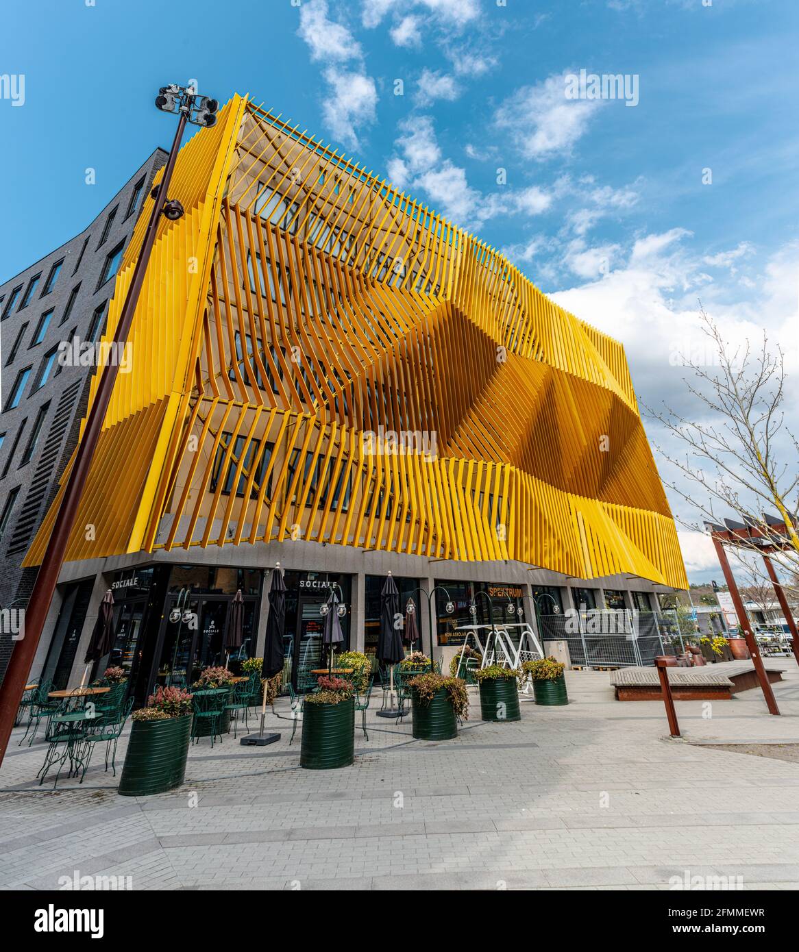 Gothenburg, Svezia - Maggio 02 2021: Edificio multiuso Spektrum a Nya Hovås facilita negozi, scuole e ristoranti. Foto Stock