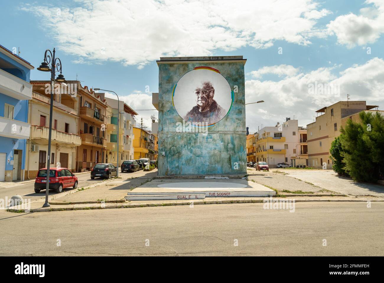 Trappeto, Sicilia, Italia - 27 settembre 2020: Murale gigante di Danilo dolci, cittadino per eccellenza candidato al Premio Nobel, sul mare Foto Stock