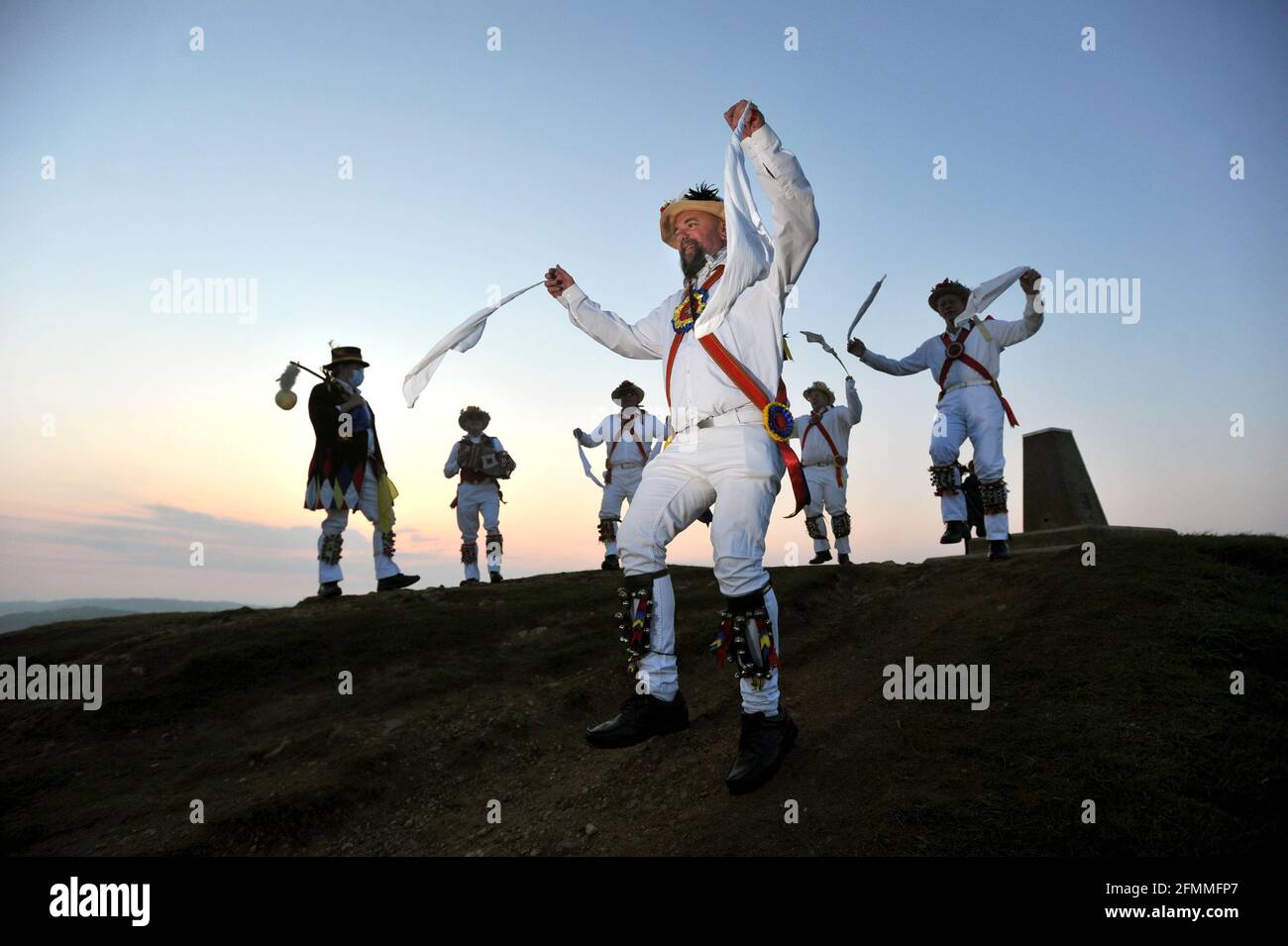 Phil Woodward lo Squire (fronte) con la regola di sei in esercizio e covide restrizioni ancora in atto membri del Gloucestershire Morris Men incontrò o Foto Stock