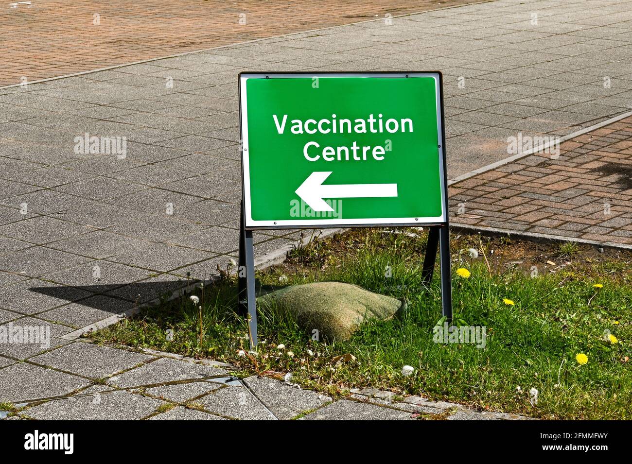 Segno direzionale che mostra alle persone la strada per una vaccinazione Covid-19 centro Foto Stock