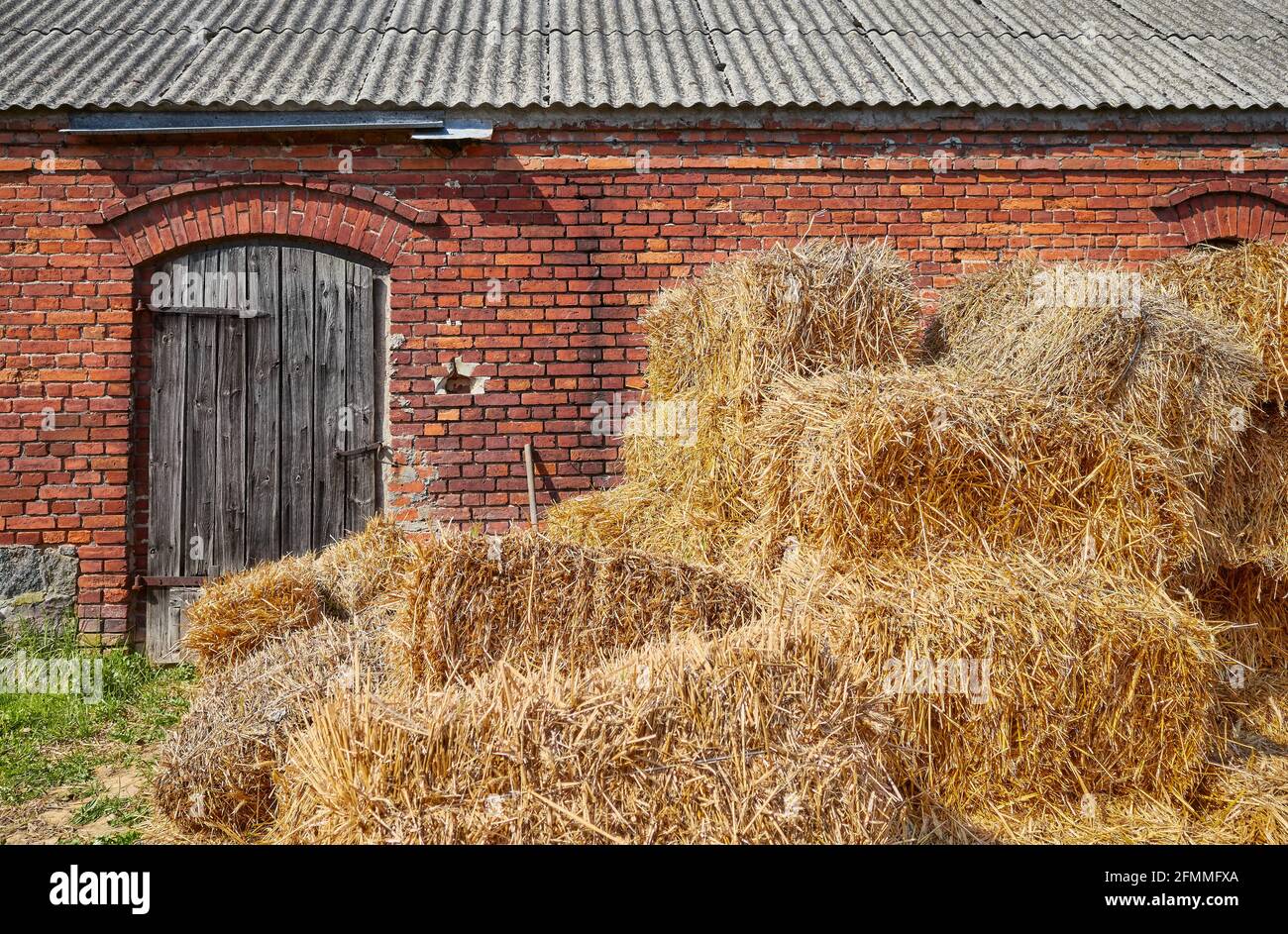 L'haystack d'oro di fronte ad un vecchio edificio in mattoni. Foto Stock