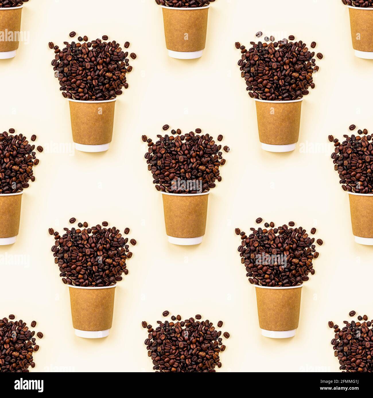 La tazza marrone con chicchi di caffè ripete un motivo senza cuciture su sfondo chiaro. Concetto di carta da imballaggio per alimenti da asporto. Foto Stock