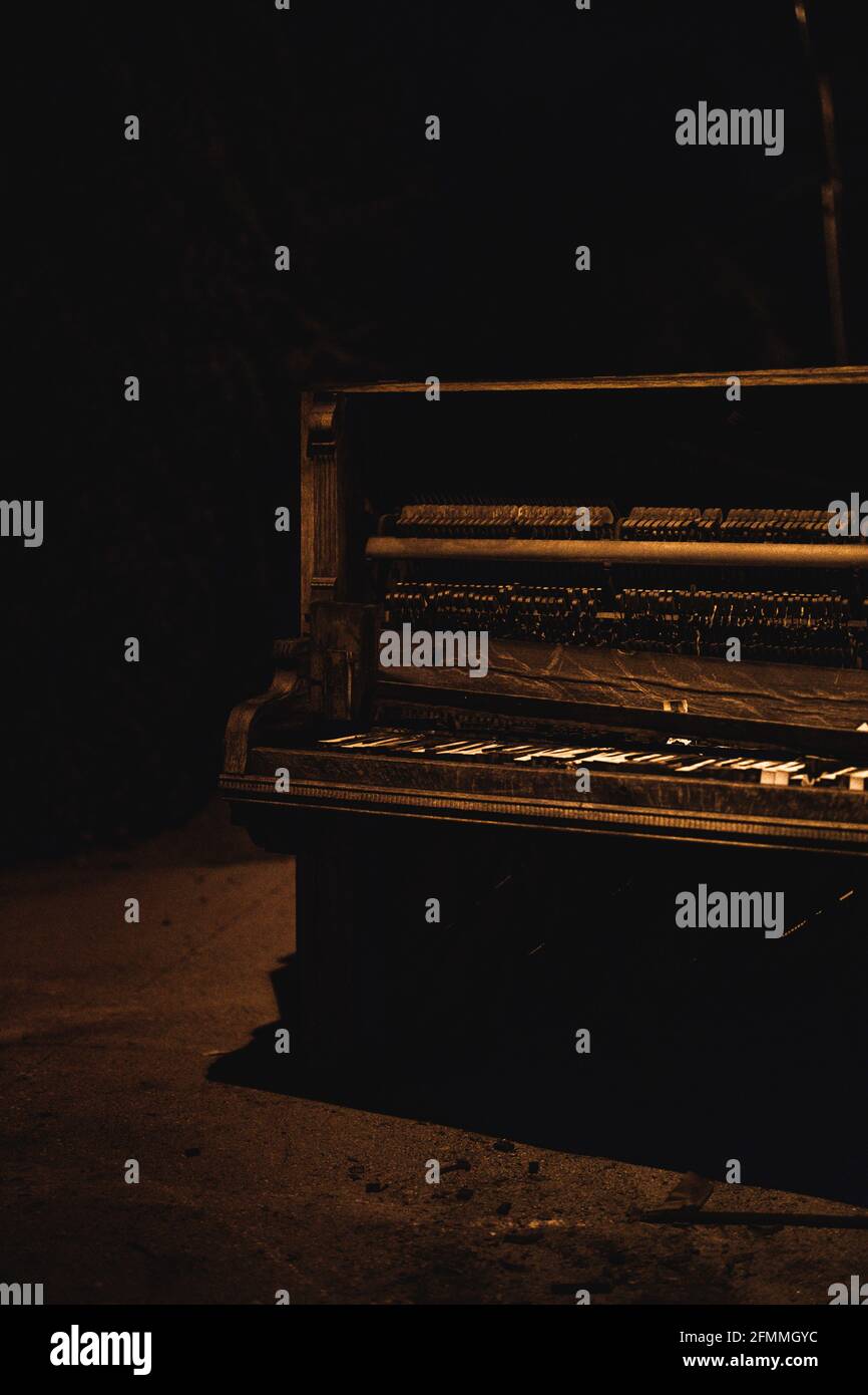 vecchio pianoforte creepy Foto Stock