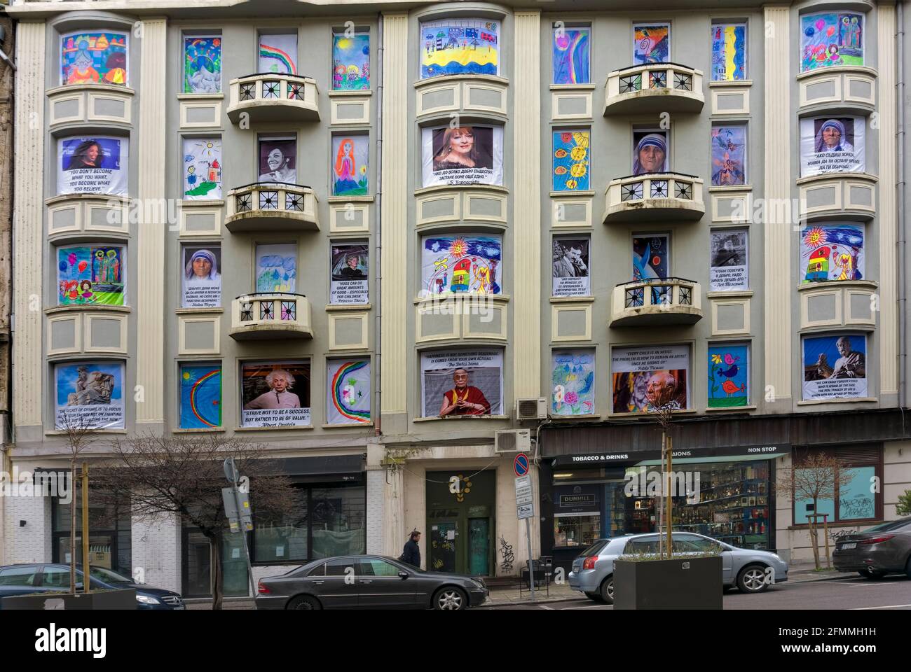 Sofia, Bulgaria. Interessante progetto, come sulle finestre dell'edificio sono posti pannelli con disegni per bambini e saggi messaggi di celebrità. Foto Stock