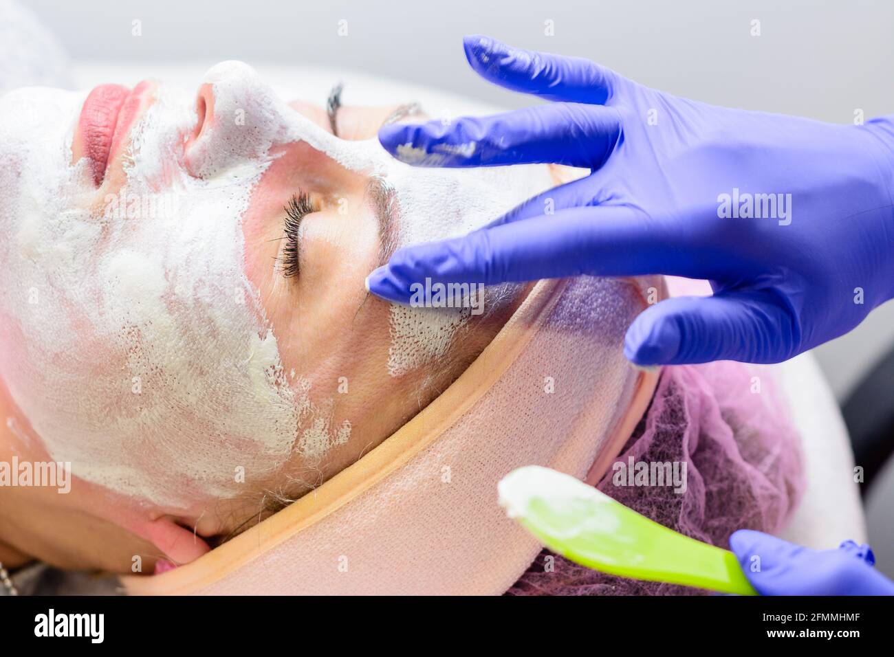 Crio-mask, una maschera per i pori di restringimento, che viene utilizzata come fase finale subito dopo la procedura di pulizia meccanica del viso. Novità Foto Stock