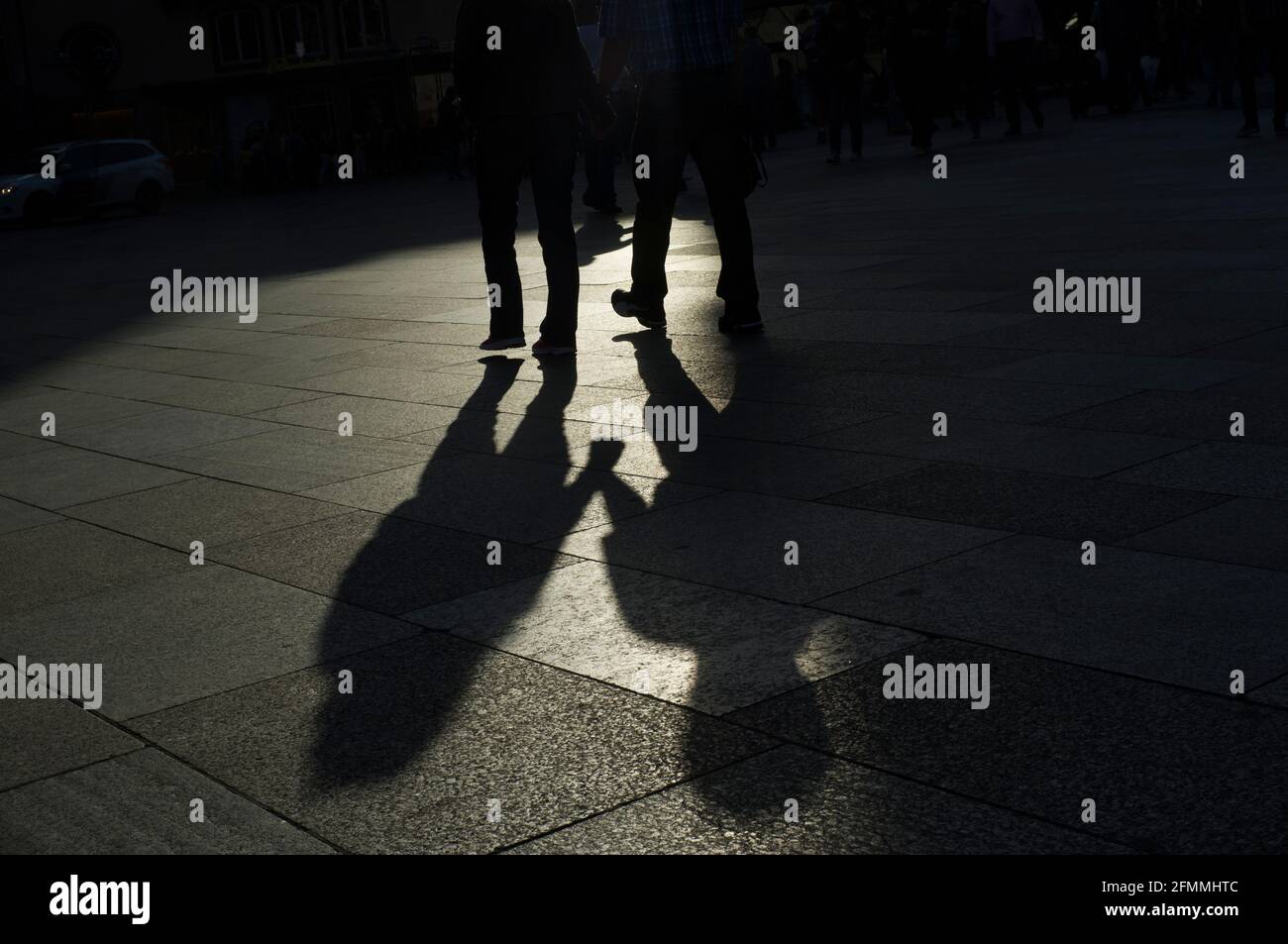 Schattenspiele auf der Kölner Domplatte Foto Stock