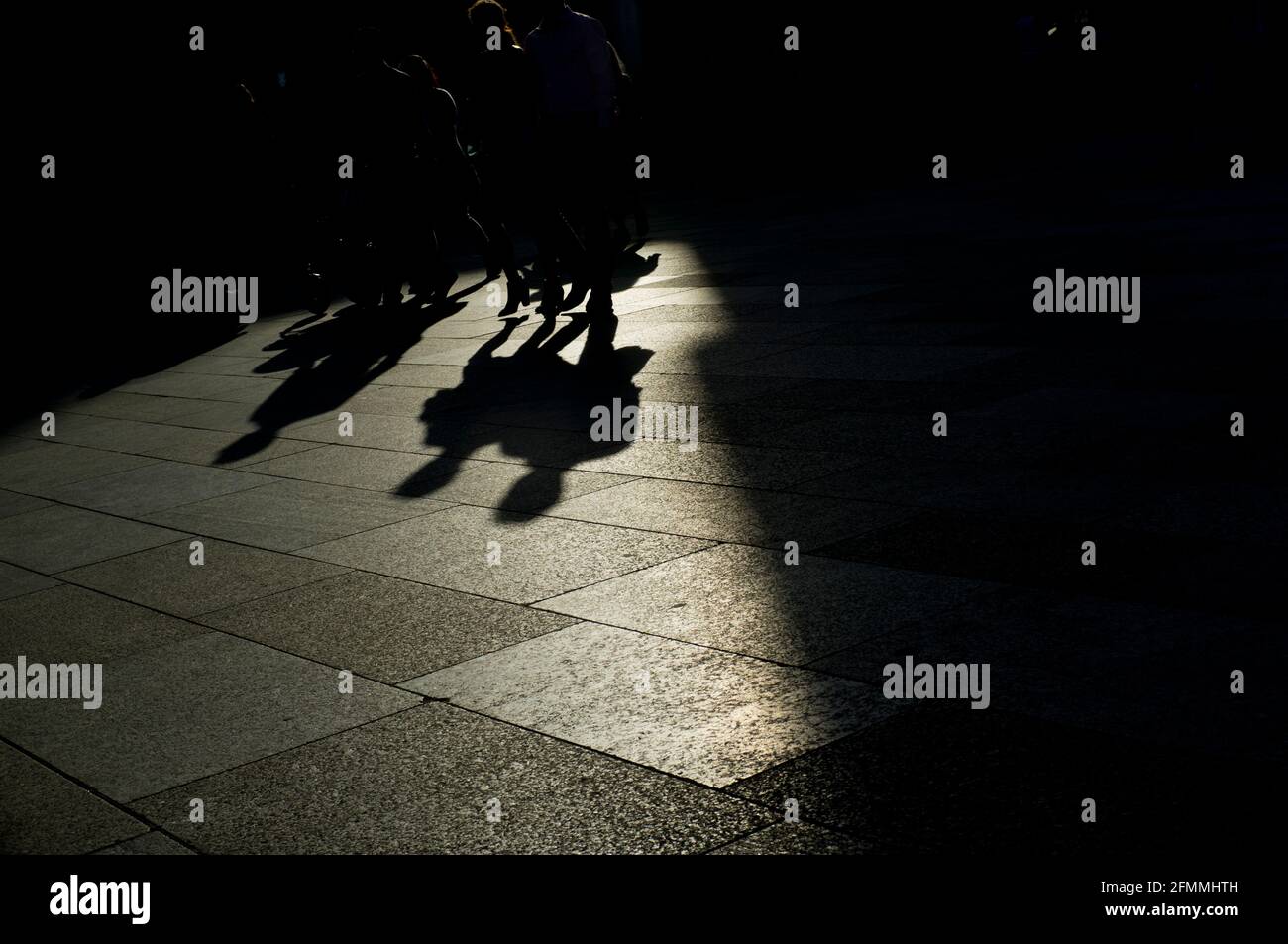 Schattenspiele auf der Kölner Domplatte Foto Stock