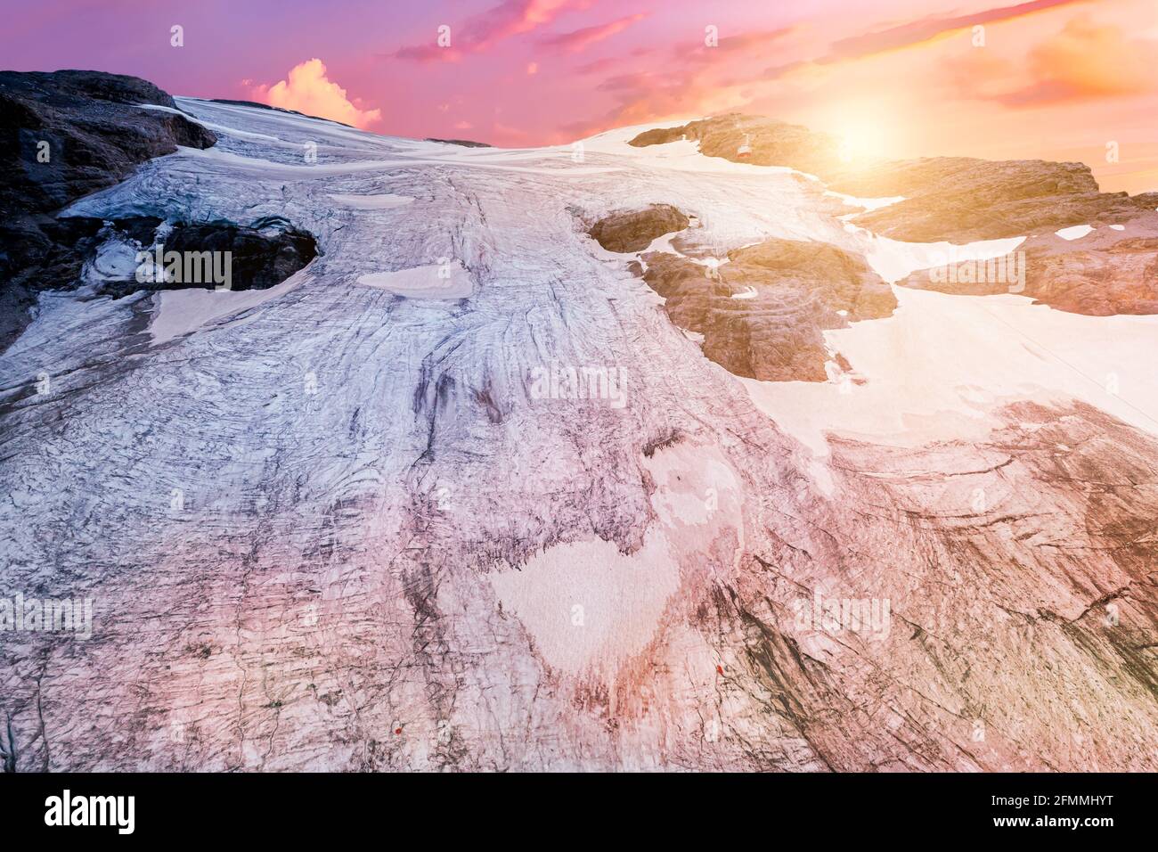 Titlis è un ghiacciaio di montagna delle Alpi Uri dal punto di vista superiore 3028 m al tramonto. Situato in Cantoni di Obwaldo e Berna, Svizzera, Europa. Estate Foto Stock
