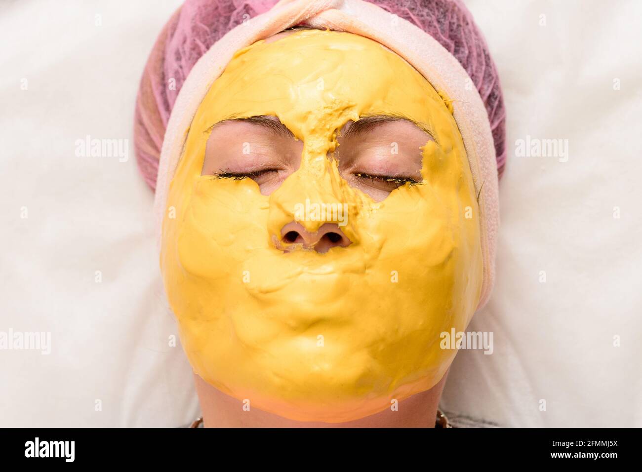 La maschera d'oro copre tutto il viso tranne gli occhi, una maschera per  ripristinare, idratare e ringiovanire la pelle. Nuovo Foto stock - Alamy
