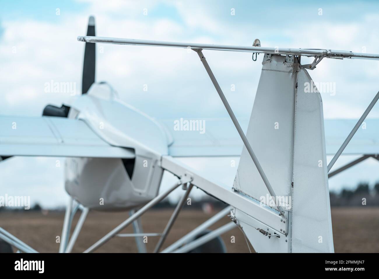 l'agricoltura controllata a distanza che spaying aereo in campo al tramonto, nessuna gente Foto Stock