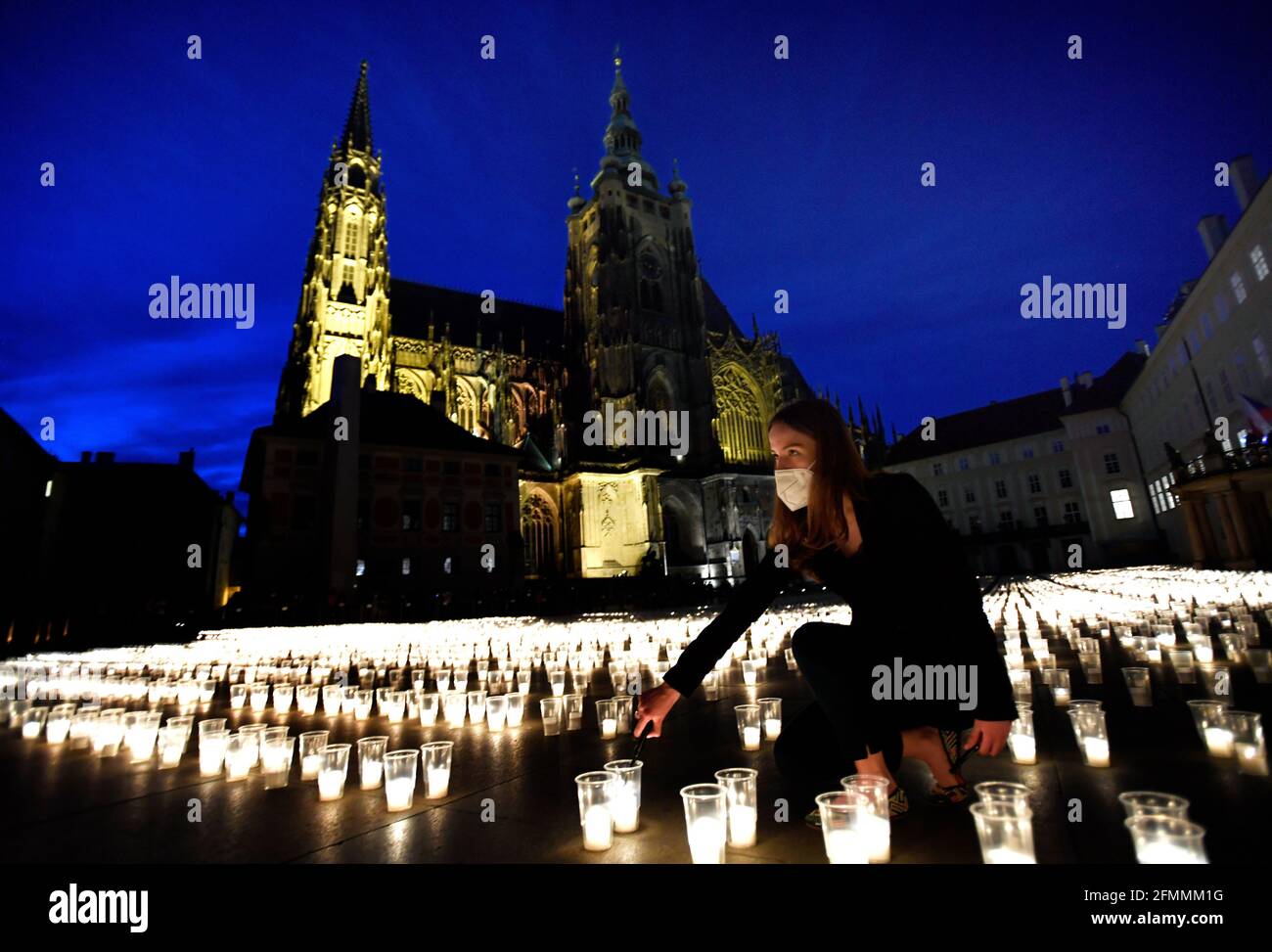 Praga, Repubblica Ceca. 10 maggio 2021. La gente ceca accende le candele durante l'evento commemorativo per le vittime del COVID-19 al Castello di Praga, Repubblica Ceca, 10 maggio 2021. Quasi 30,000 candele saranno illuminate nei cortili del castello, ciascuna per una persona infetta che è morta nella Repubblica Ceca. Credit: Michaela Rihova/CTK Photo/Alamy Live News Foto Stock