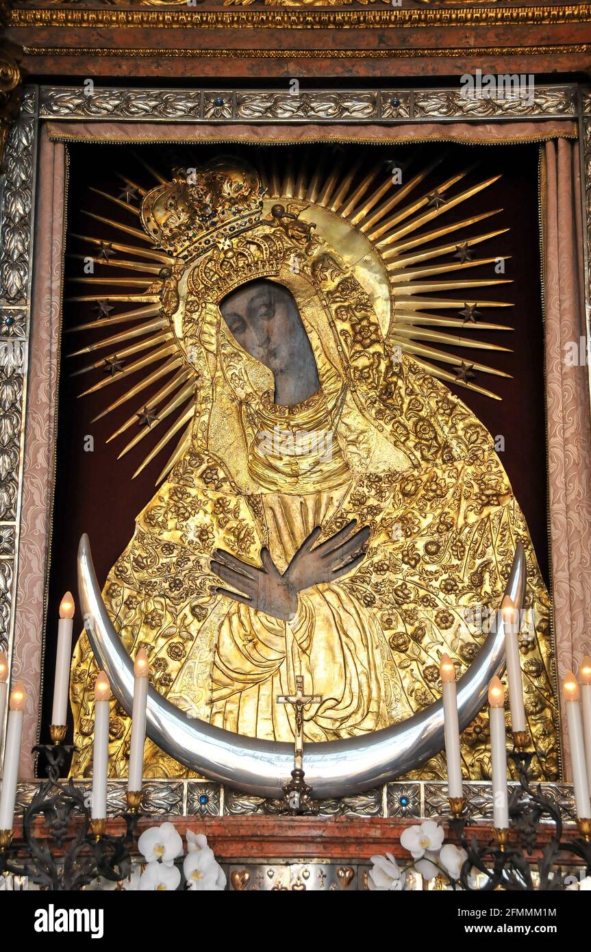 Aušros vartai (porta dell'alba) O Ostra Brama in polacco con cappella della Madonna Della porta dell'alba con l'icona del nostro Signora della porta dell'alba (Matka Foto Stock