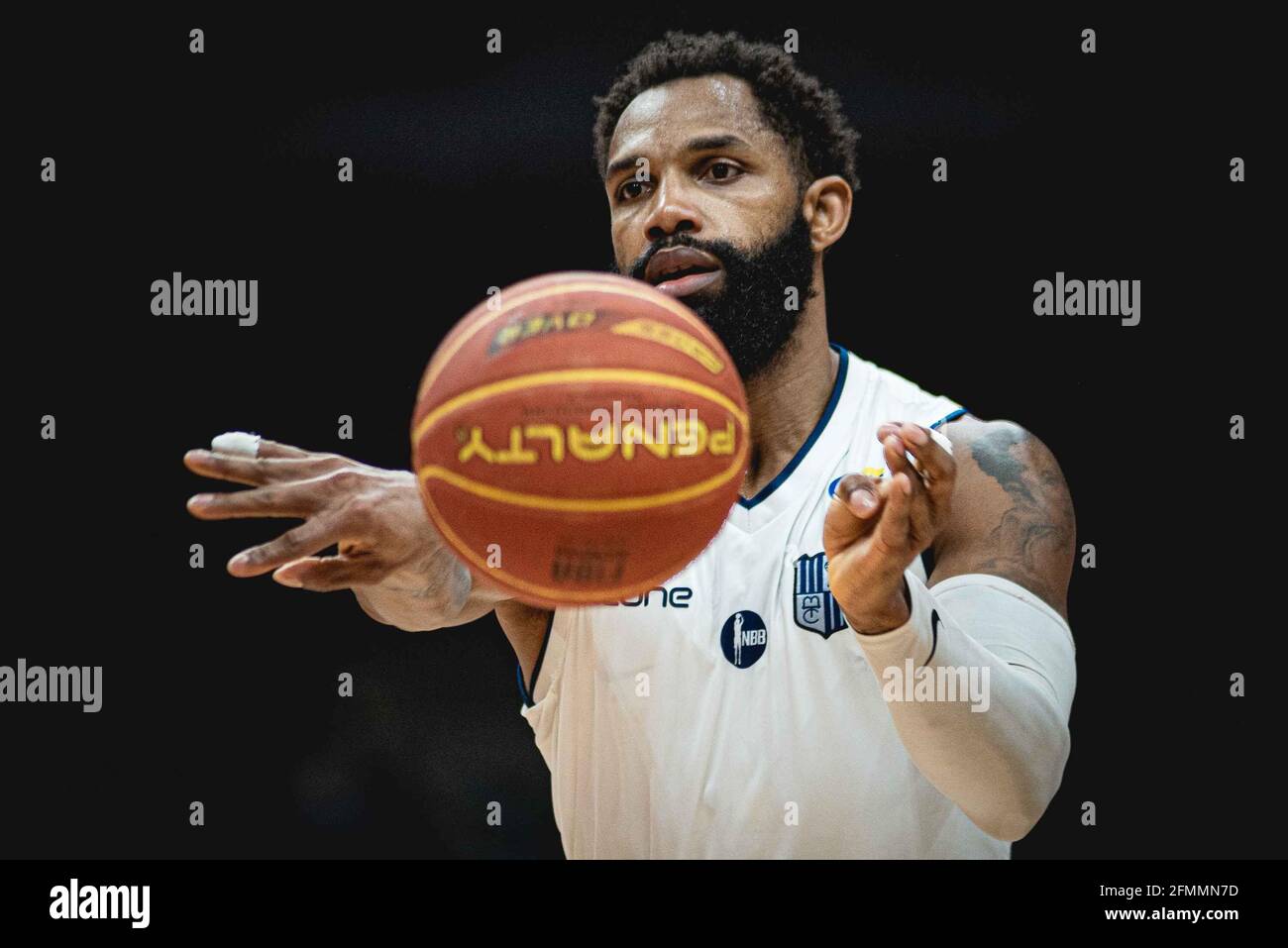 10 maggio 2021, %G: RIO DE JANEIRO, RJ, 10.05.2021 - MINAS TÃÅ NIS CLUBE X SÃÆ o PAULO - PLAYOFF NBB 2020/2021 - o jogador norte-americano David Jackson, ala/armador da equipe do Minas TÃÂªnis Clube, Ã © viso durante o jogo 1 contra equipe do SÃÂ£o Paulo, vÃÂlido pelas semifinais do NBB 2020/2021, no GinÃÂsio Gilberto Cardoso (MaracanÃÂ£zinho), neste segunda-feira (10). A partida ocorre durante periodo de isolamento social e nÃÂ£o conta partecipacao de pÃÂºblico (torcedores), medida como prevenÃÂ§ÃÂ£o para nÃÂ£o disseminaÃÂ§ÃÂ£o do novo CoronavÃÂ-rus (COVID-19).Foto: Ma Foto Stock