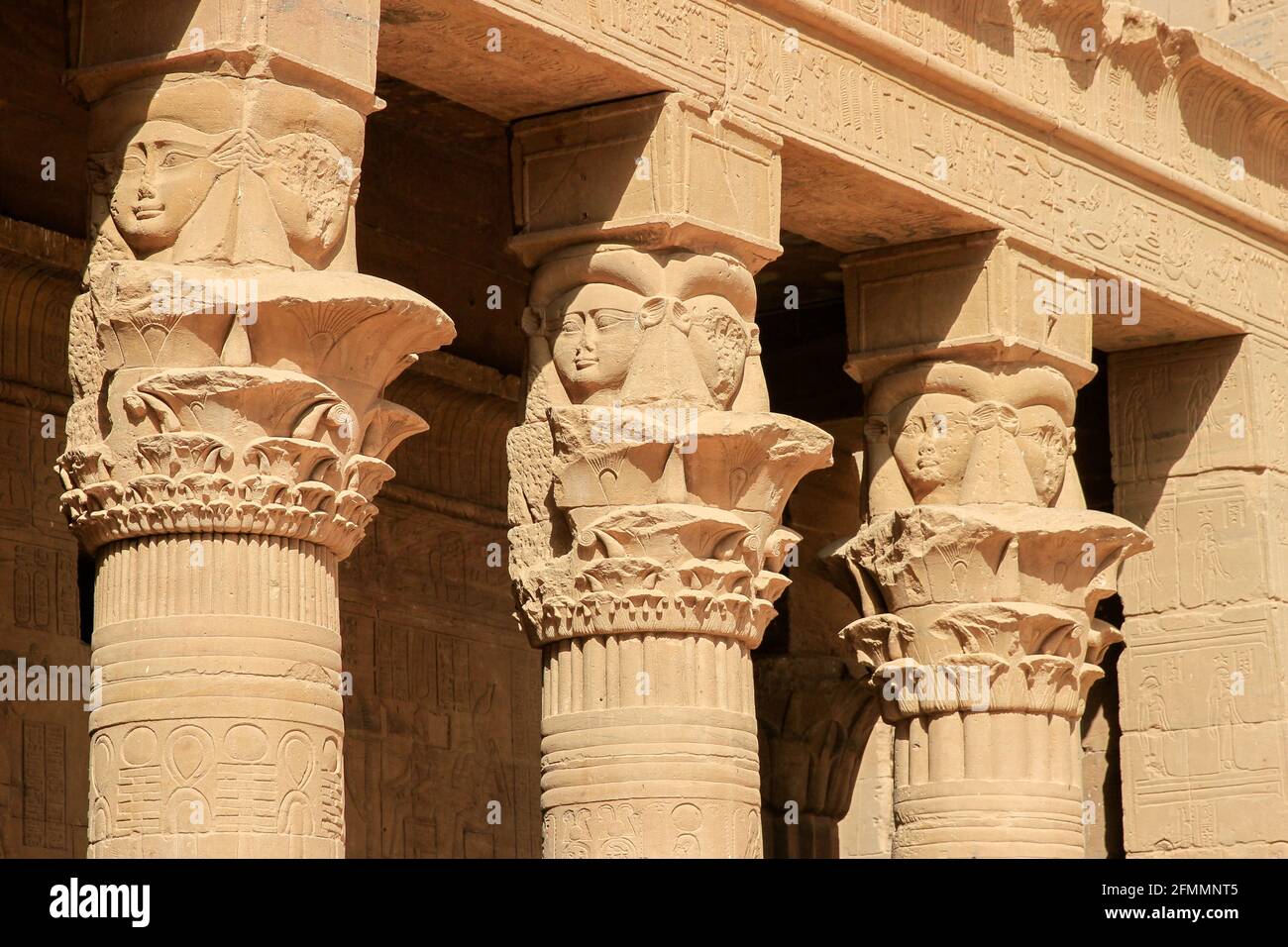 Teste scolpite su colonne al Tempio di Philae, isola di Agilkia nel lago Nasser, Egitto Foto Stock