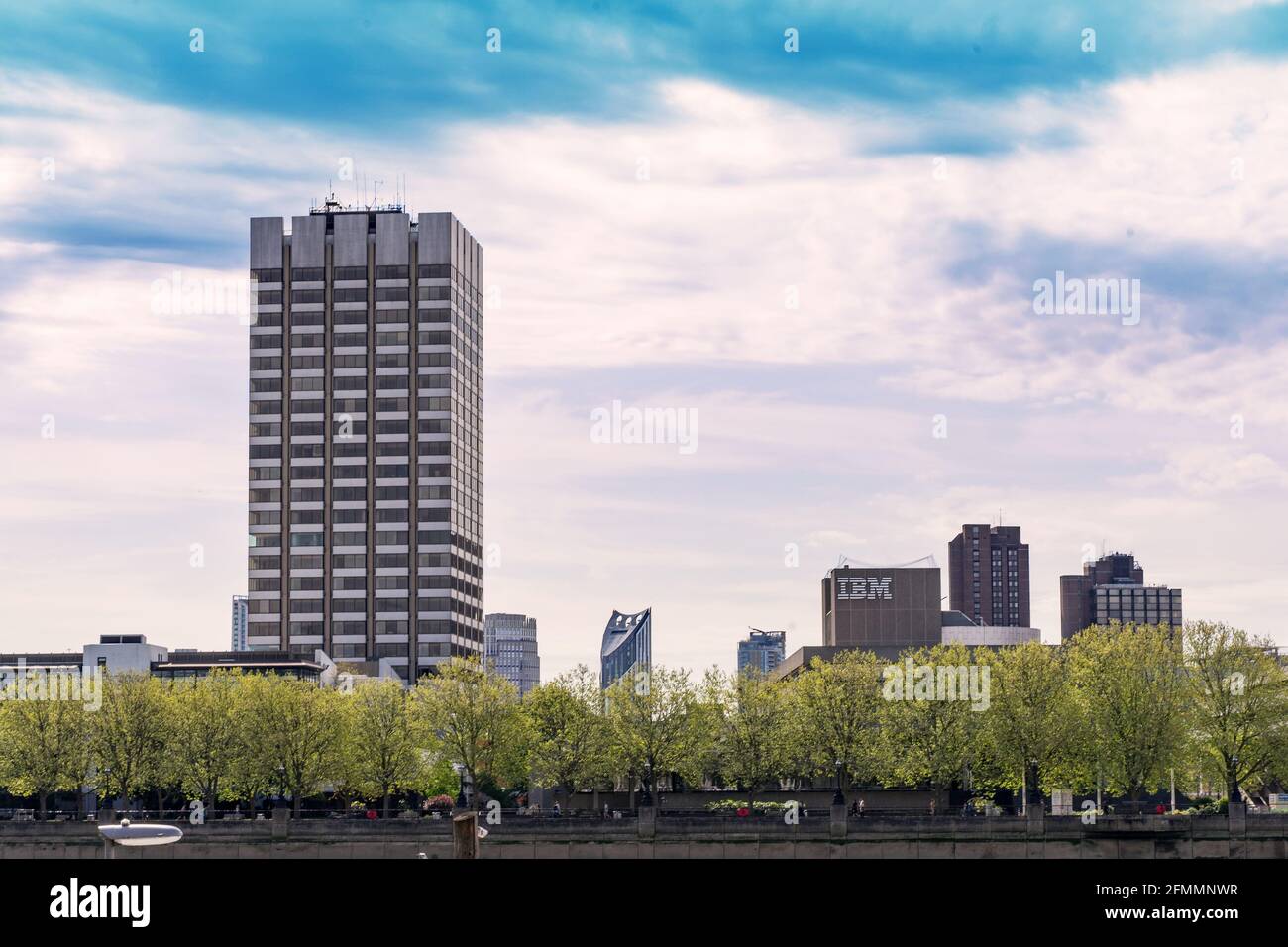 Torre ITV London Studios sulla sponda sud del Tamigi durante il giorno. Foto Stock