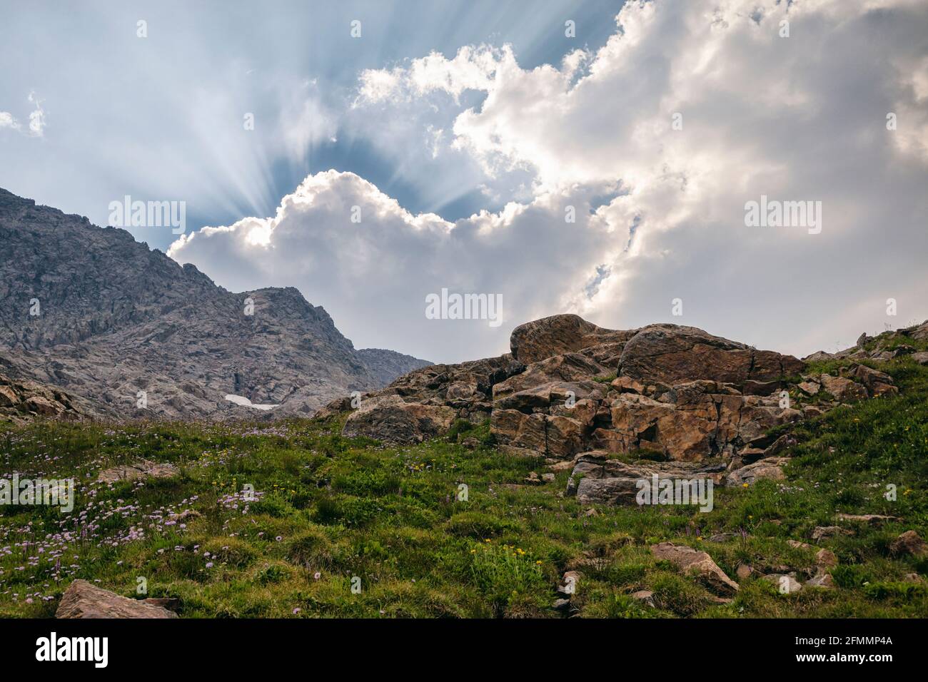 Il sole si fa branare dietro i cieli fumosi in Colorado Foto Stock