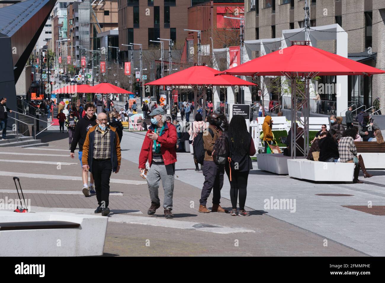 Montreal, CA - 6 maggio 2021: Persone che camminano su Ste Catherine Street nel centro di Montreal. Foto Stock