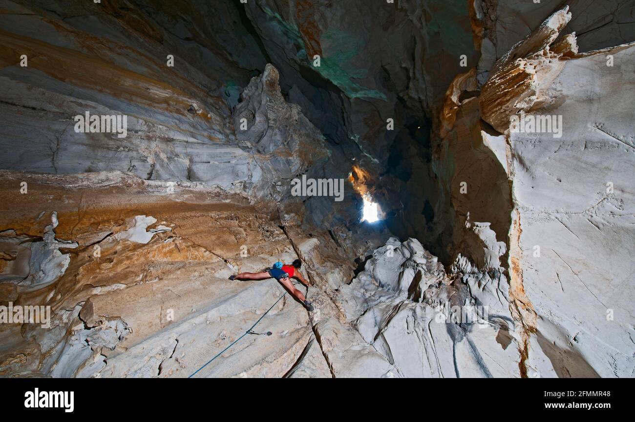 Arrampicata fuori dalla grotta ventosa a Crazy Horse Buttress Foto Stock