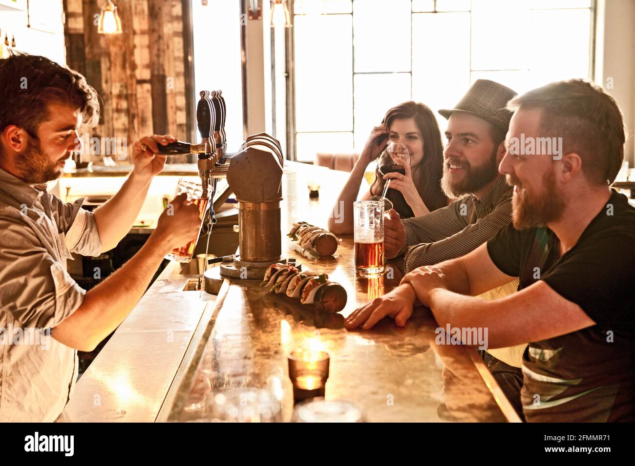 Amici che si divertono al bar hipster di Reykjavik Foto Stock
