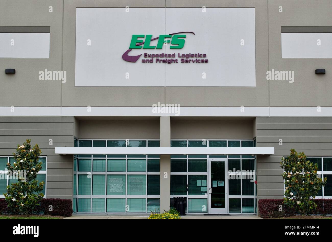 Houston, Texas USA 05-09-2021: Esterno dell'edificio dell'ufficio ELFS Logistics a Houston, Texas. Logistica e servizi di trasporto accelerato. Foto Stock
