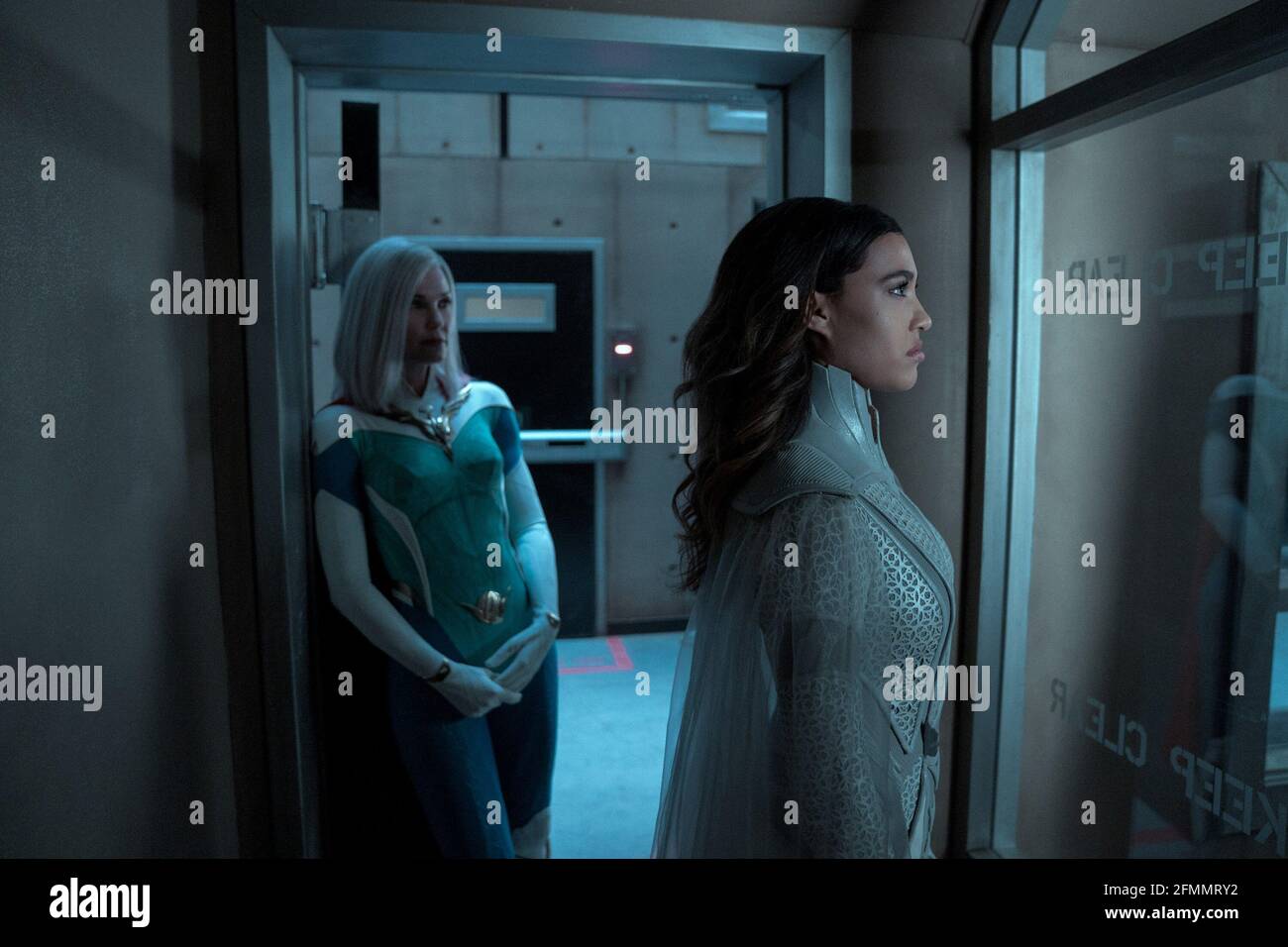 L'EREDITÀ DI GIOVE, da sinistra: Leslie Bibb come Grace Sampson, Kara Royster come Ghostbeam, coprire il suo volto', (Stagione 1, ep. 106, in onda il 7 maggio 2021). Foto: ©Netflix / courtesy Everett Collection Foto Stock