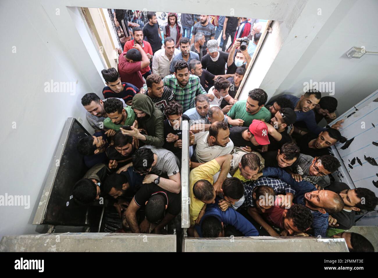 Gaza. 10 maggio 2021. I palestinesi si riuniscono attorno a corpi di palestinesi uccisi durante un attacco aereo israeliano in un ospedale di guerra nella striscia di Gaza settentrionale, il 10 maggio 2021. Israele ha effettuato attacchi aerei nella striscia di Gaza, uccidendo almeno 20 persone, mentre il fuoco a razzo dall'enclave palestinese è continuato fino a lunedì sera, secondo fonti israeliane e palestinesi. Credit: Rizek Abdeljawad/Xinhua/Alamy Live News Foto Stock