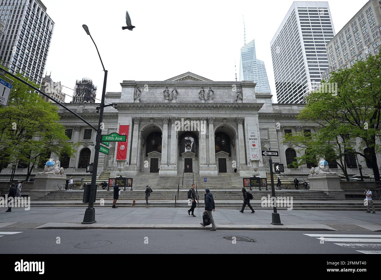New York City, Stati Uniti. 10 maggio 2021. Fifth Avenue vista della Biblioteca pubblica di New York Stephen A. Schwarzman Building, ora aperto al pubblico ma accessibile solo con un appuntamento, New York, NY, 10 maggio 2021. Nell'ambito della riapertura graduale, la New York Public Library offre servizi estesi, tra cui un tempo di navigazione limitato di 30 minuti e luoghi di prelievo e go selezionati, con appuntamenti. (Foto di Anthony Behar/Sipa USA) Credit: Sipa USA/Alamy Live News Foto Stock