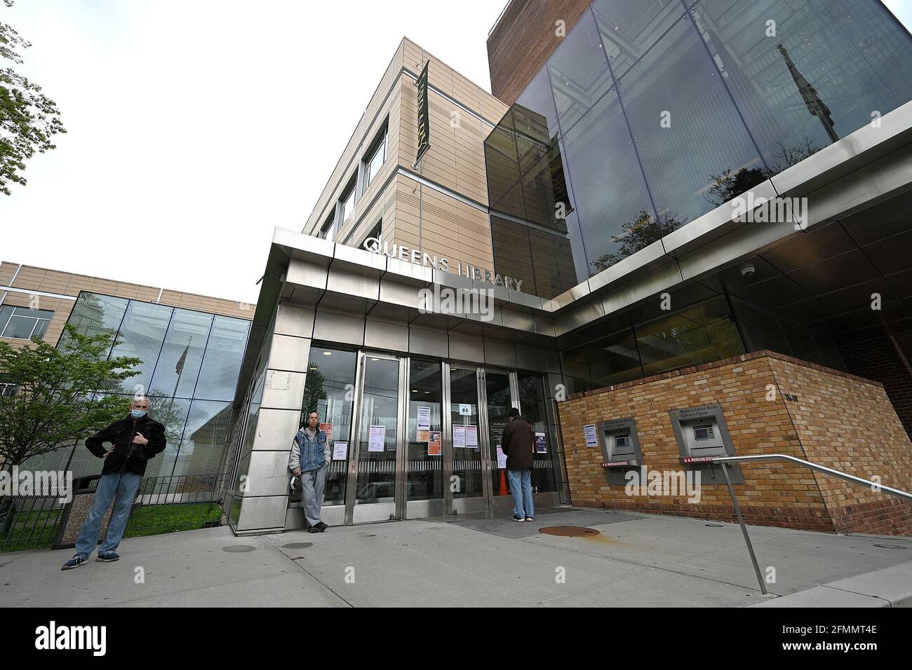 New York City, Stati Uniti. 10 maggio 2021. La gente aspetta fuori dalla filiale di New York Public Library Elmhurst Queens per 30 minuti di navigazione nel quartiere Queens di New York, NY, 10 maggio 2021. Nell'ambito della riapertura graduale, la New York Public Library offre servizi estesi, tra cui un tempo di navigazione limitato di 30 minuti e luoghi di prelievo e go selezionati, con appuntamenti. (Foto di Anthony Behar/Sipa USA) Credit: Sipa USA/Alamy Live News Foto Stock