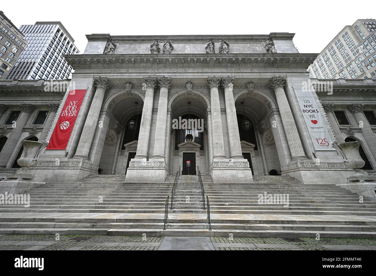 New York City, Stati Uniti. 10 maggio 2021. Fifth Avenue vista della Biblioteca pubblica di New York Stephen A. Schwarzman Building, ora aperto al pubblico ma accessibile solo con un appuntamento, New York, NY, 10 maggio 2021. Nell'ambito della riapertura graduale, la New York Public Library offre servizi estesi, tra cui un tempo di navigazione limitato di 30 minuti e luoghi di prelievo e go selezionati, con appuntamenti. (Foto di Anthony Behar/Sipa USA) Credit: Sipa USA/Alamy Live News Foto Stock