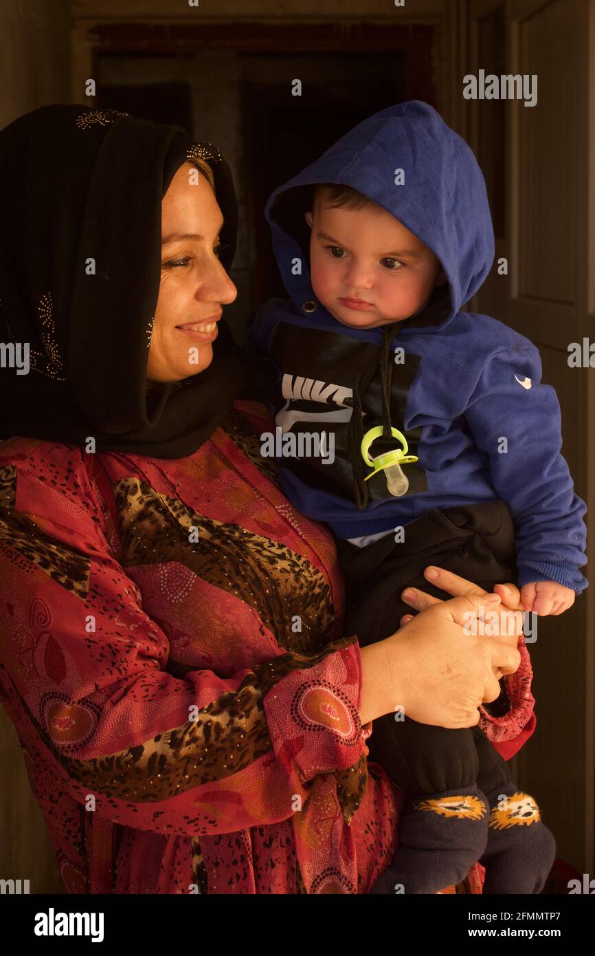 Madre e bambino a Harran, Turchia Foto Stock