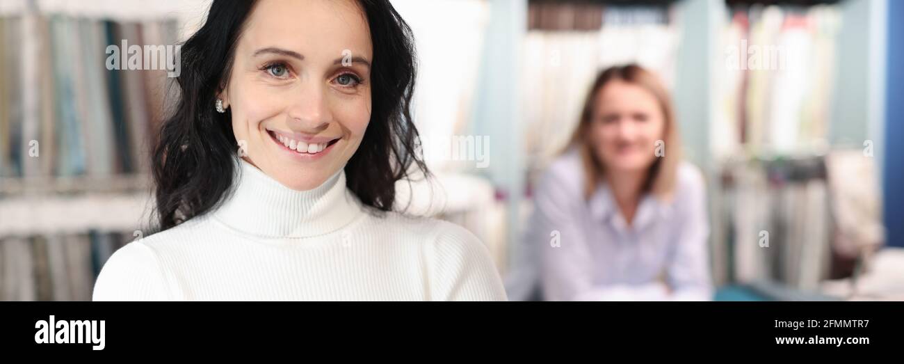 Ritratto di sorridente consulente femminile in salone di tessuti Foto Stock