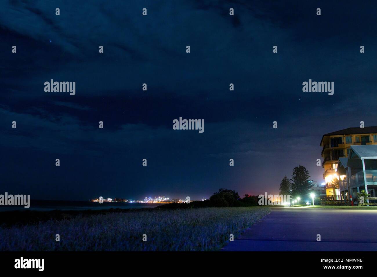 Lunga esposizione Fotografia notturna della spiaggia sulla Gold Coast del Queensland Foto Stock