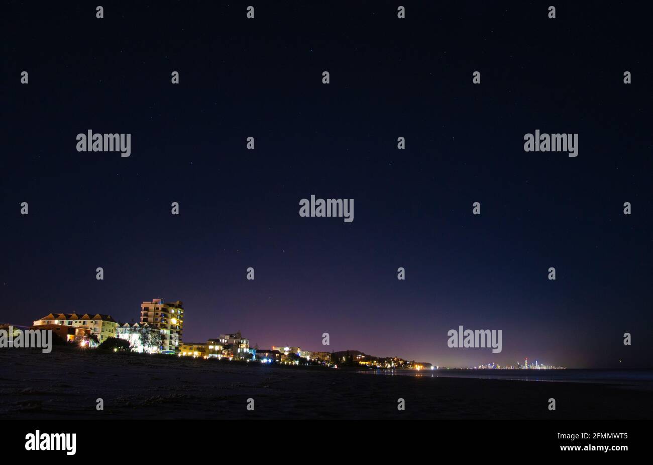 Fotografia notturna a lunga esposizione, Gold Coast Beach e City Lights Foto Stock
