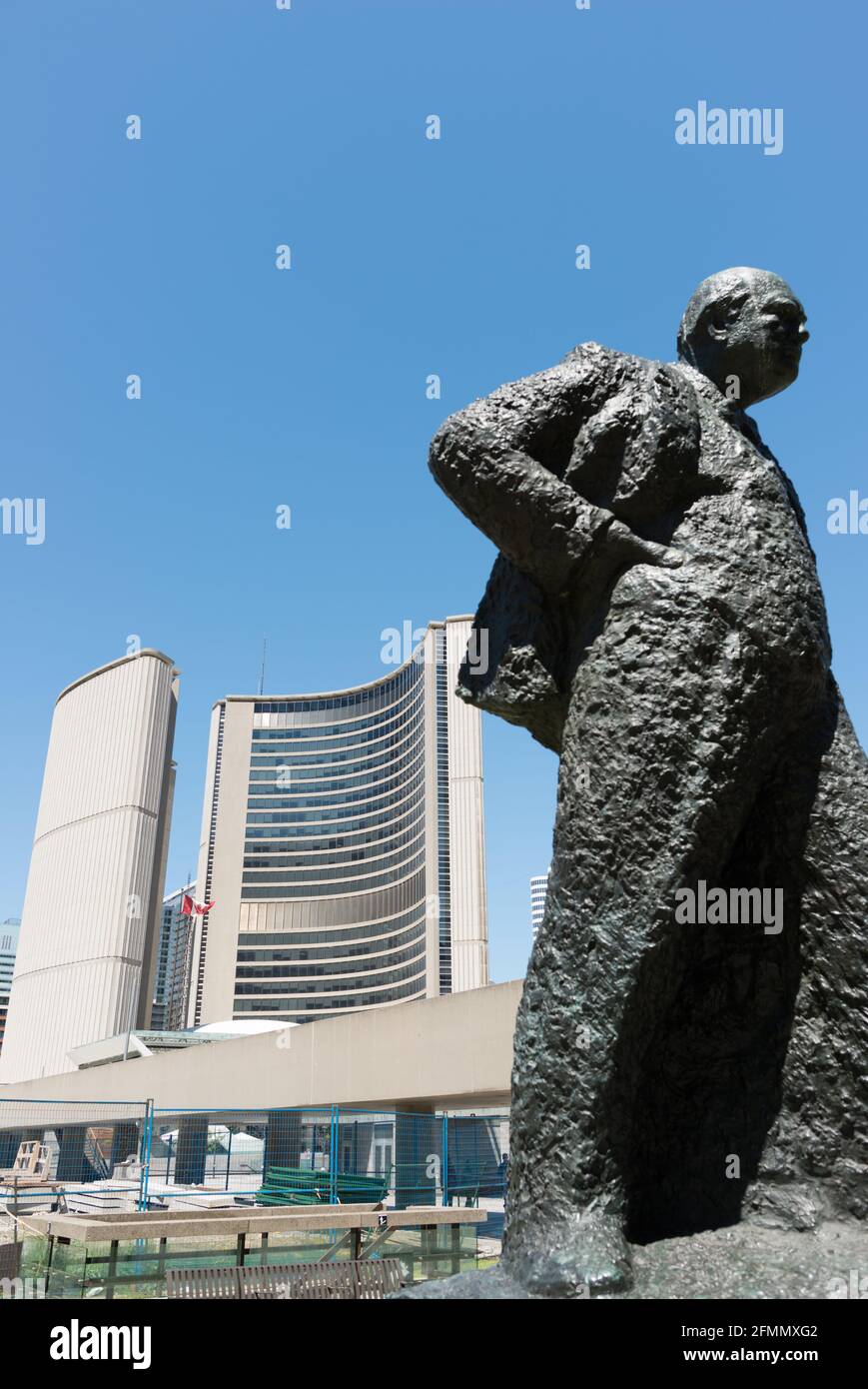 La statua di Oscar Nemon di Winston Churchill (1977) si erge torreggiante Ritorno verso il Municipio di Toronto - giorno di sole Foto Stock