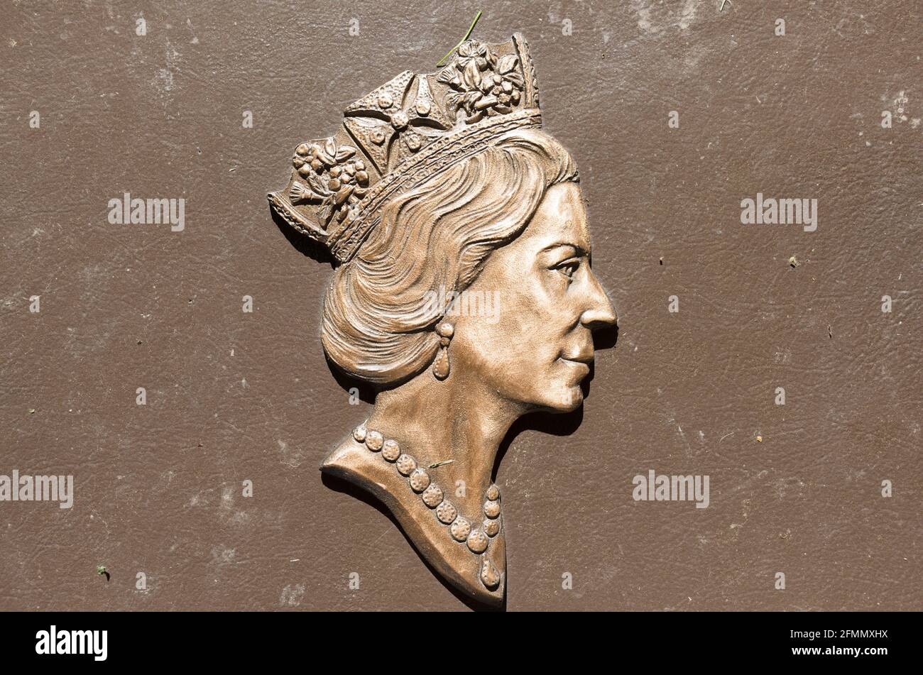 Profilo in rilievo semi-alto della regina Elisabetta II, in bronzo, su una scultura pubblica al Queen's Park, Toronto Foto Stock