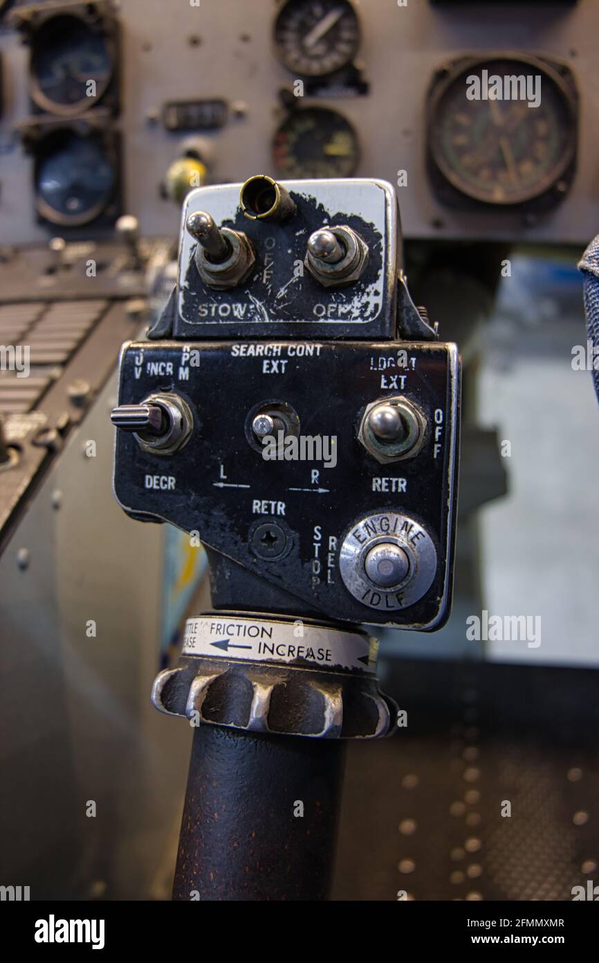 ELICOTTERO MILITARE VIETNAM CAMPANA UH-1 HUEY BASTONE DI CONTROLLO DI VOLO JOYSTICK Foto Stock